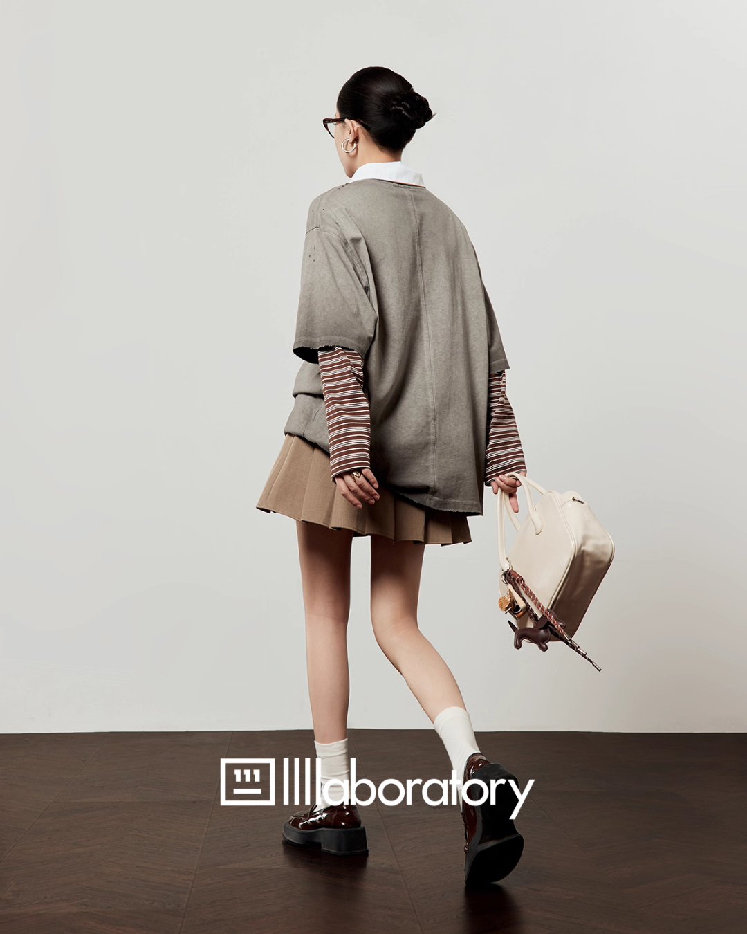 Vintage Gray T-Shirt / Light Brown Pleated Skirt LLA0509