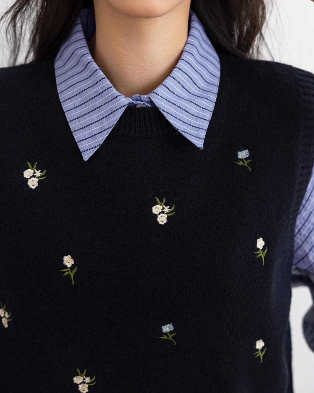 College Style Embroidered Knit Vest VAS0140
