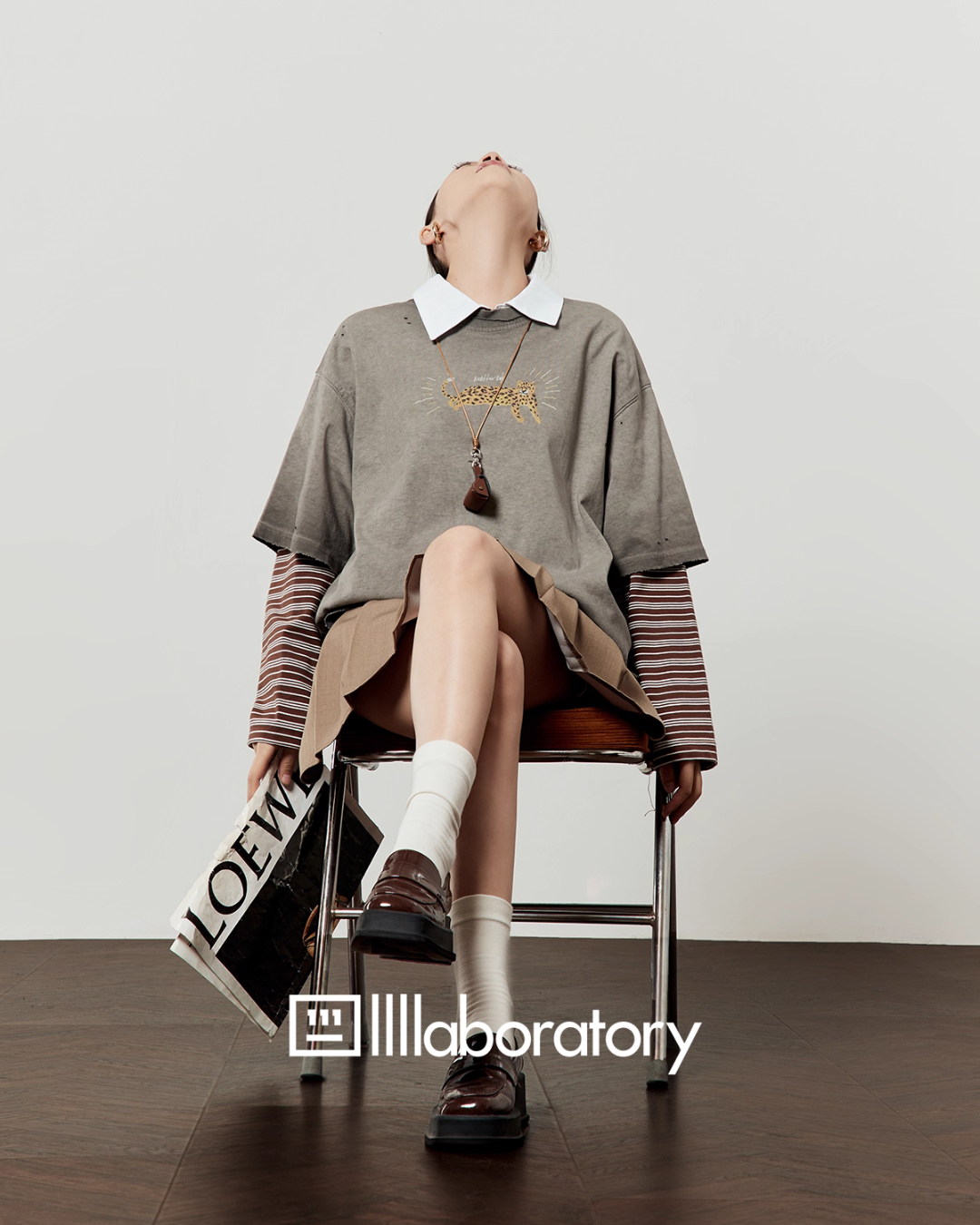 Vintage Gray T-Shirt / Light Brown Pleated Skirt LLA0509