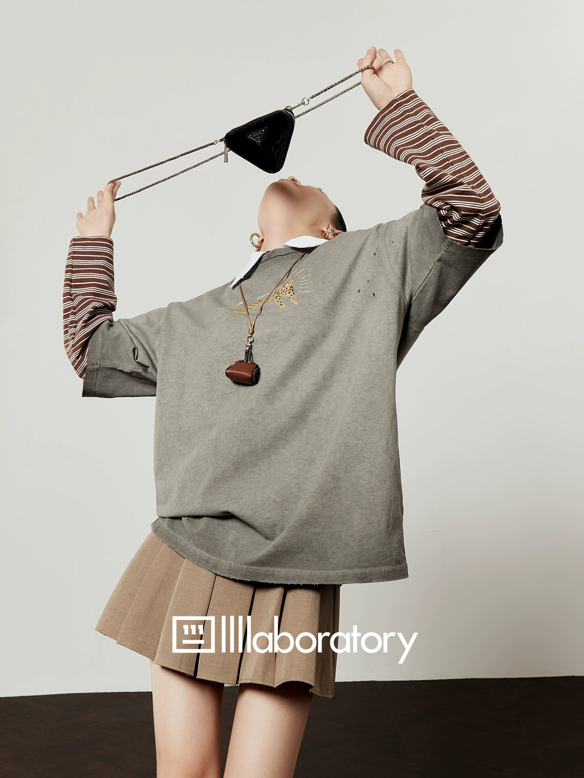 Vintage Gray T-Shirt / Light Brown Pleated Skirt LLA0509
