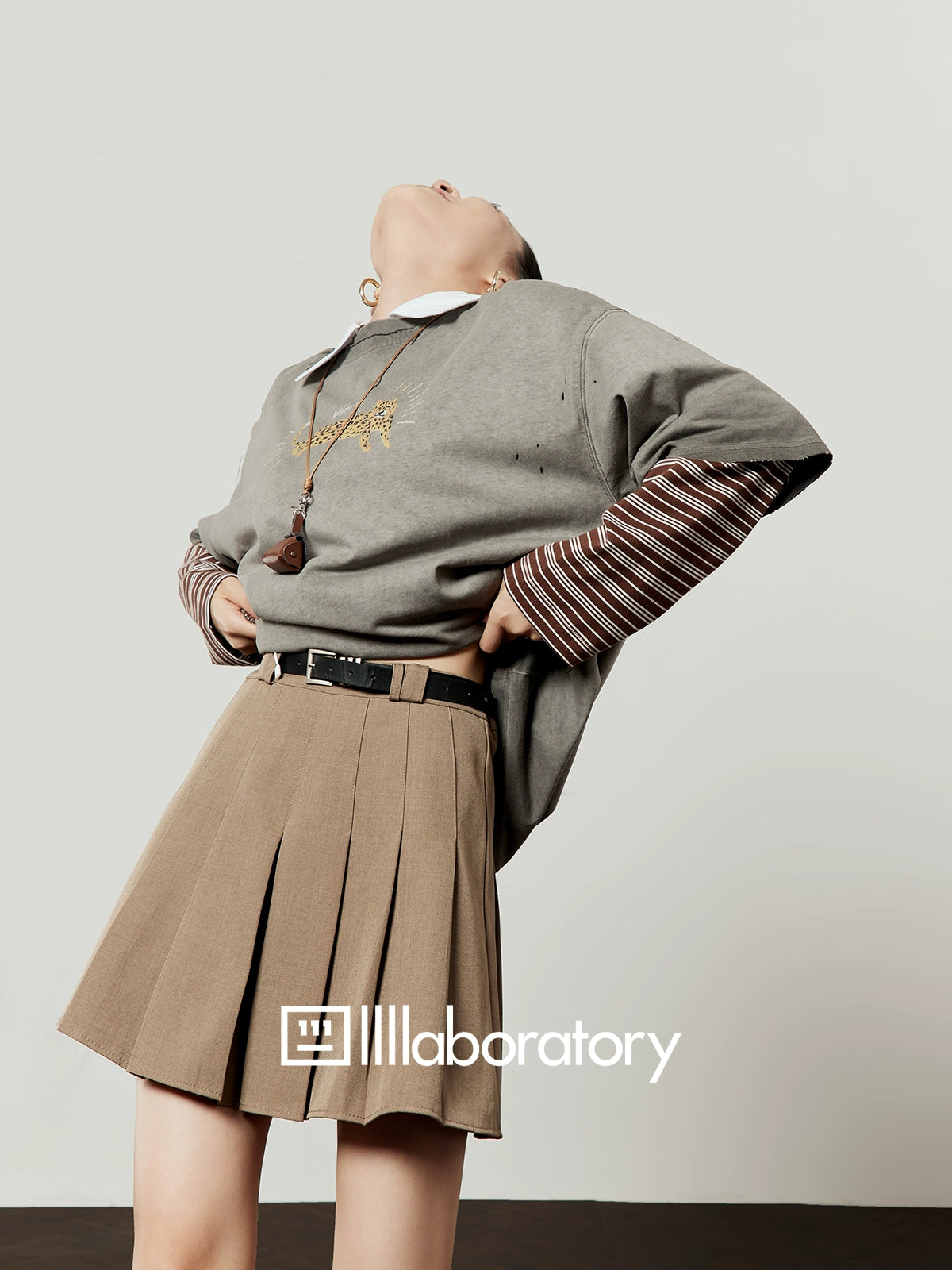 Vintage Gray T-Shirt / Light Brown Pleated Skirt LLA0509