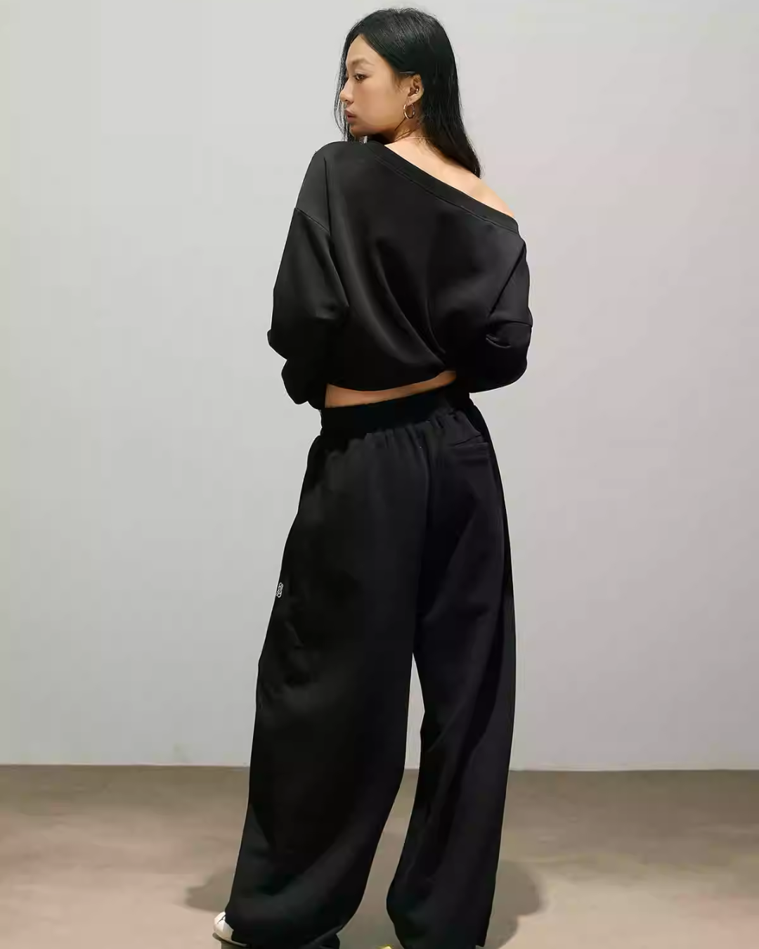 One Point Logo One-Shoulder Top / Wide Pants SMD0004