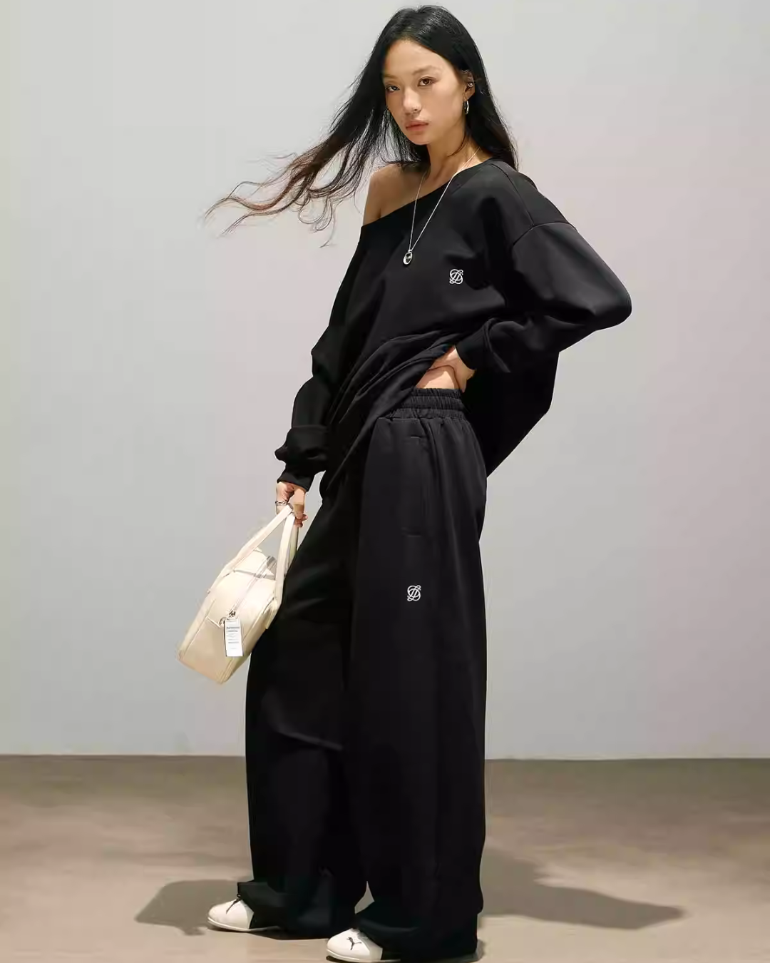 One Point Logo One-Shoulder Top / Wide Pants SMD0004