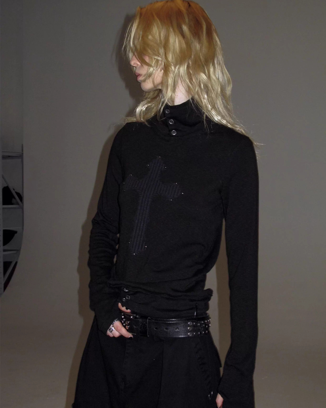 Turtleneck Finger Sleeve T-Shirt WAT0016