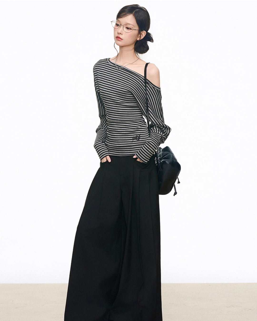 One-Shoulder Border Top / Wide Silhouette Pants WEO0066