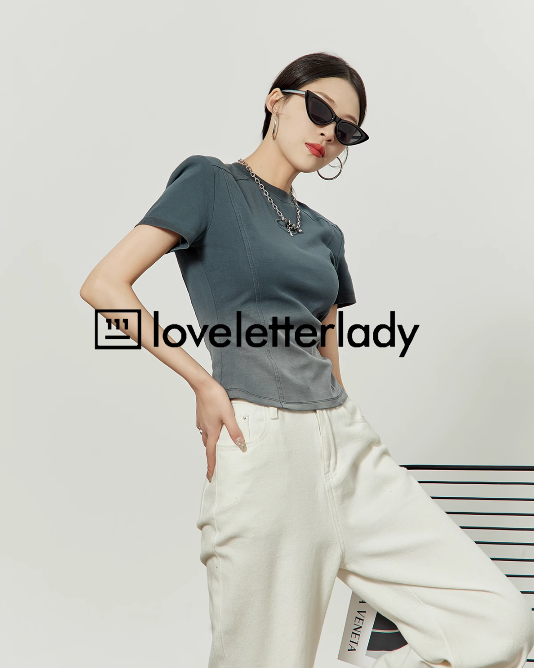 Gradient Gray Short Sleeve T-Shirt / White Pants LLA0199