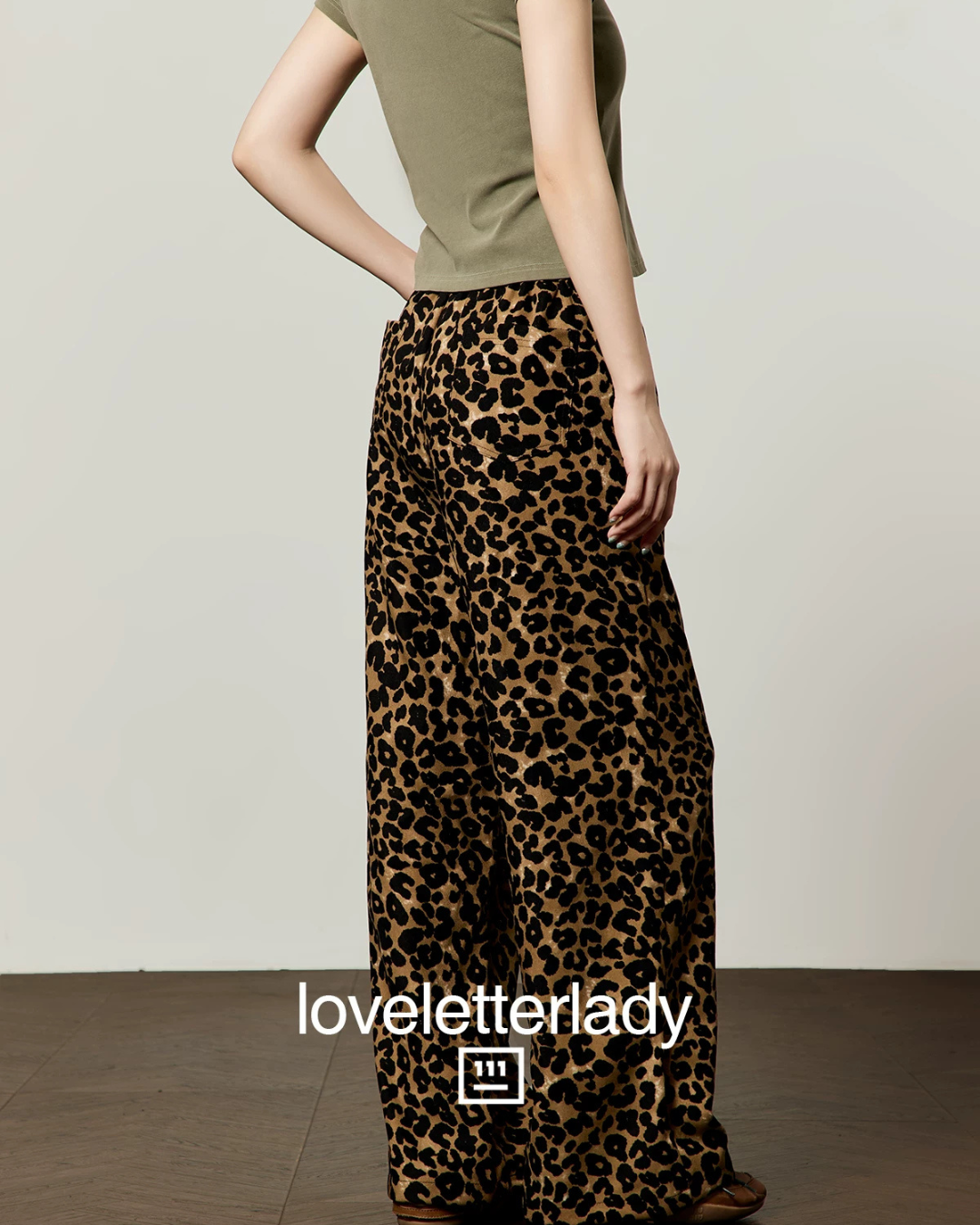 Leopard Graphic Short-Sleeve Cropped T-Shirt / Leopard Long Pants LLA0659