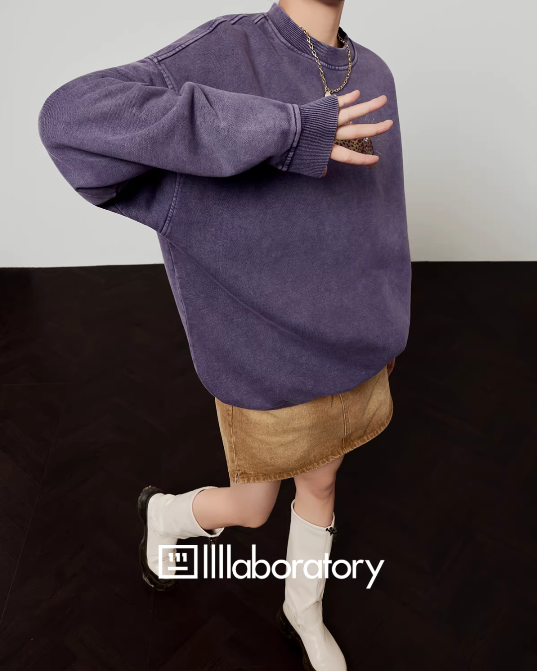 Tiger Motif Crewneck Top/Khaki Denim Skirt LLA0610