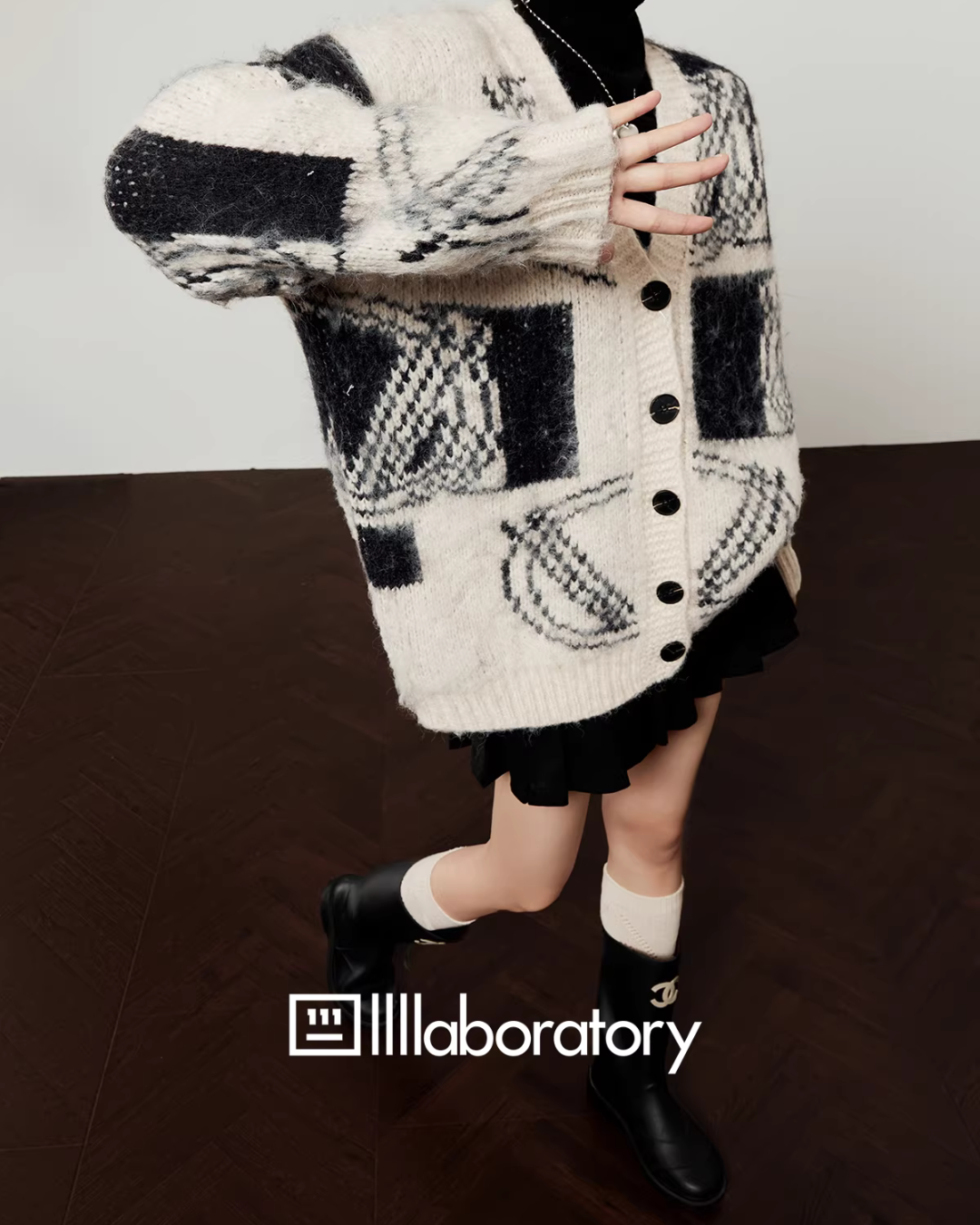 V-Neck Color Block Cardigan / Pleated Skirt / Black Layer Top LLA0581