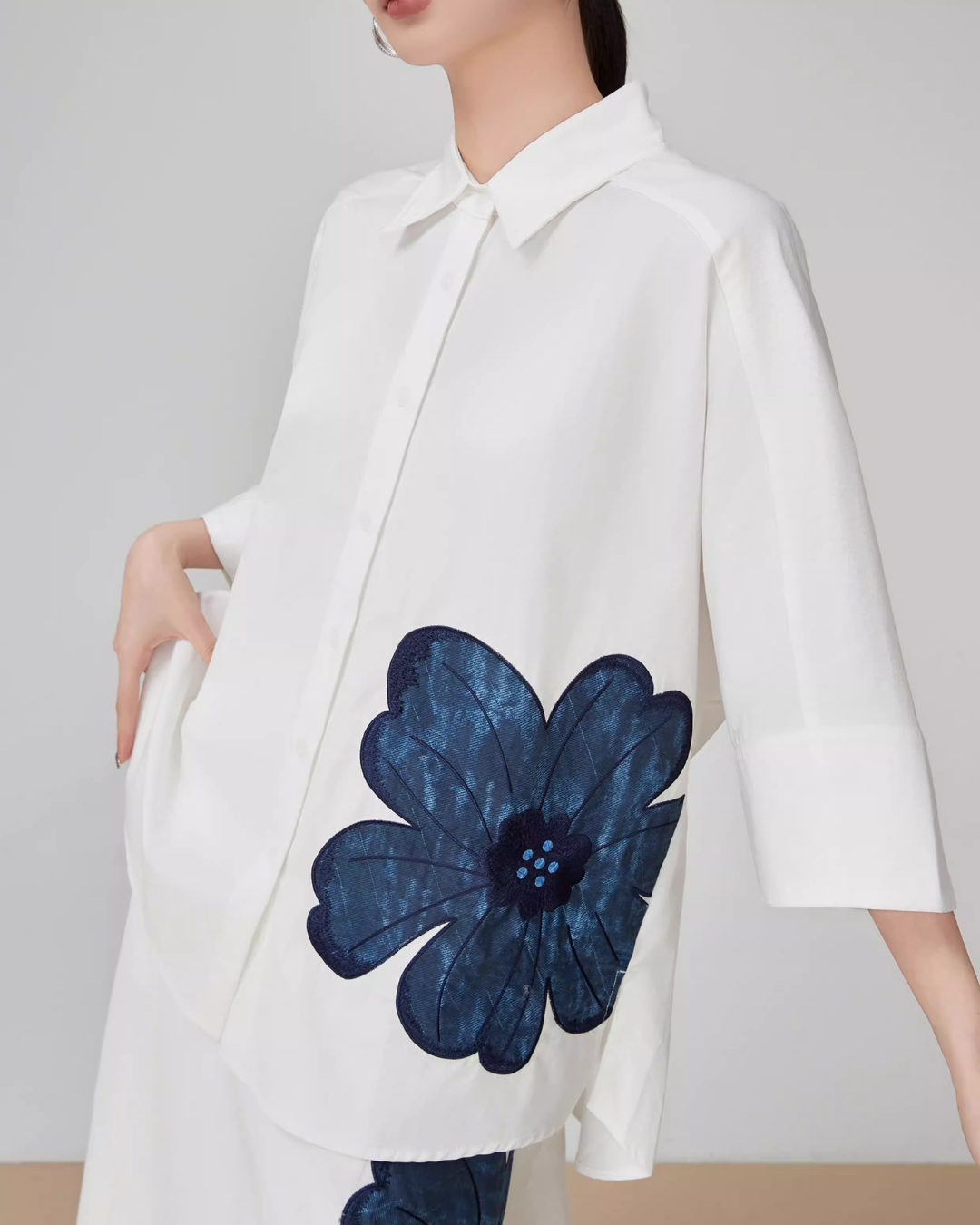 Appliqué Off-White Shirt / Half-Length Skirt FER0117