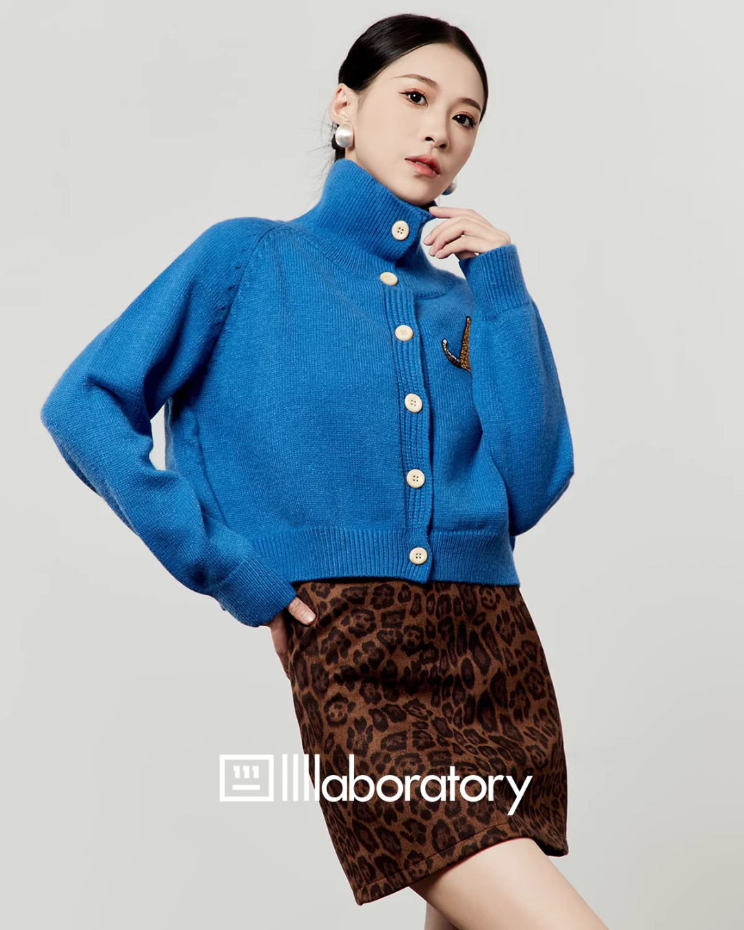 Stand Collar Knit Top / Leopard Print Mini Skirt LLA0587