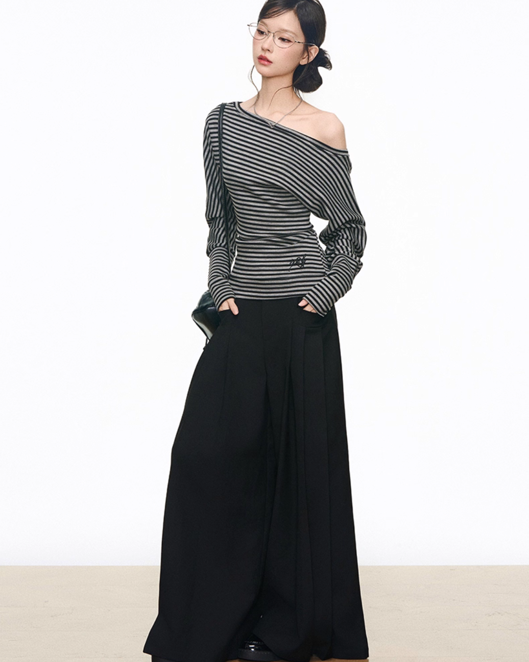 One-Shoulder Border Top / Wide Silhouette Pants WEO0066