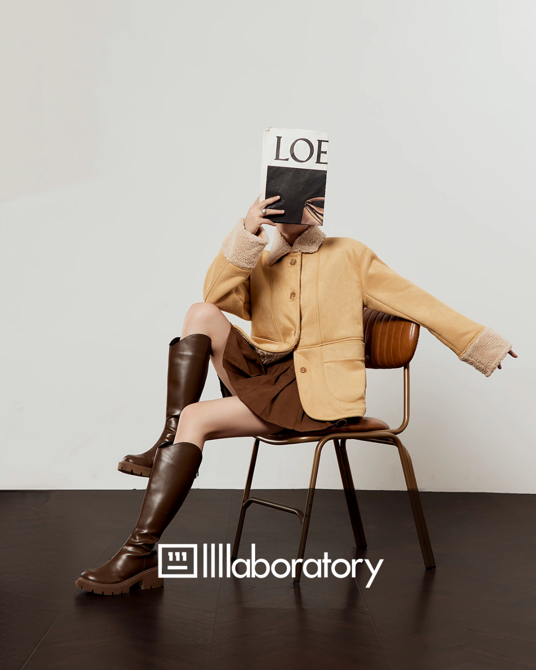 Boa Collar Jacket/Brown Pleated Skirt LLA0555