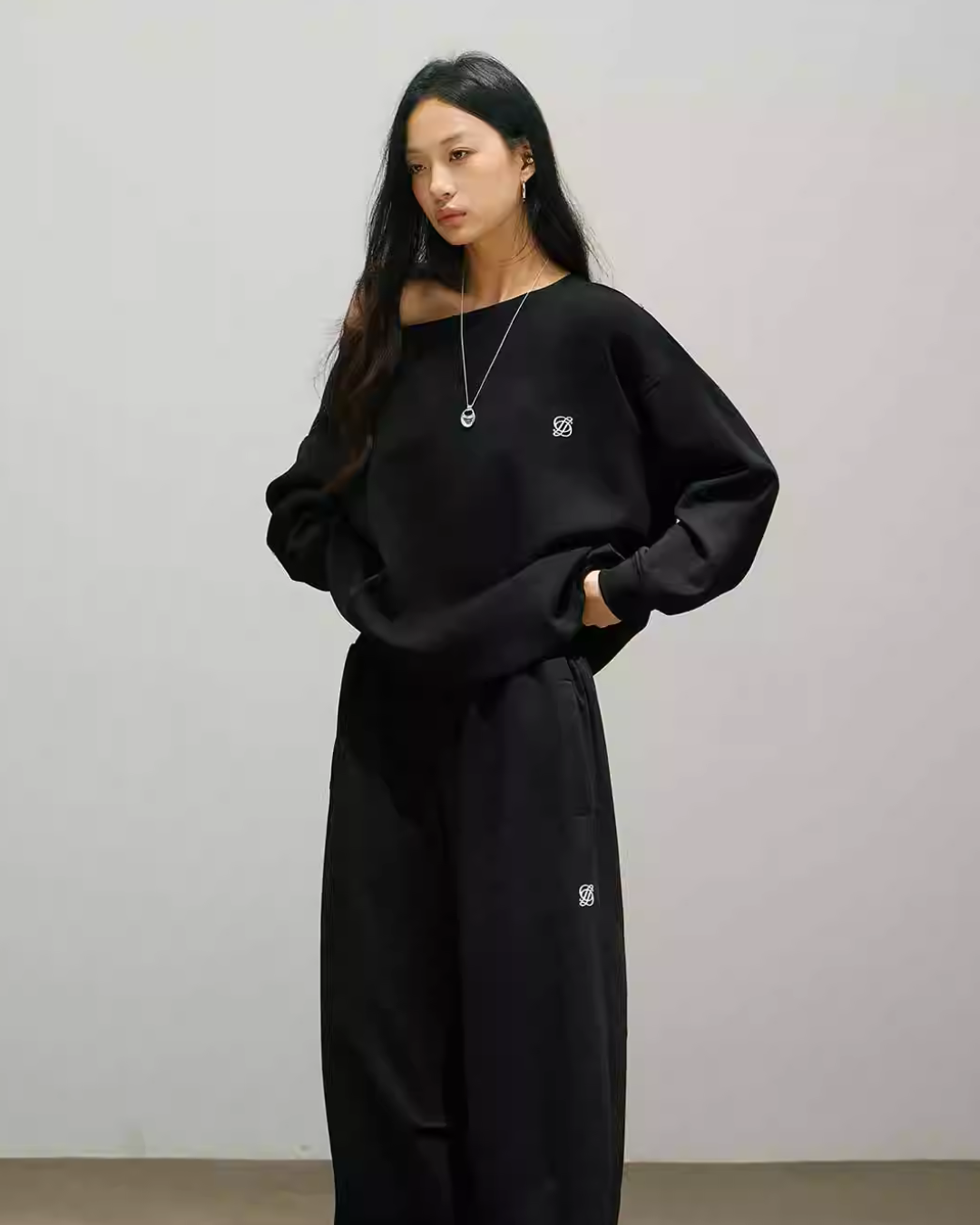 One Point Logo One-Shoulder Top / Wide Pants SMD0004