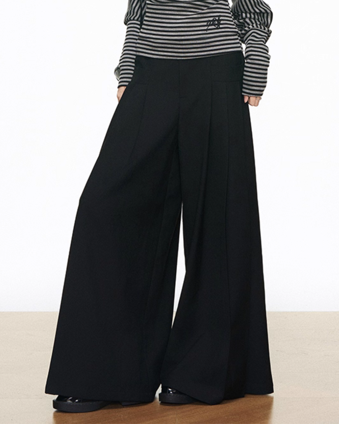 One-Shoulder Border Top / Wide Silhouette Pants WEO0066