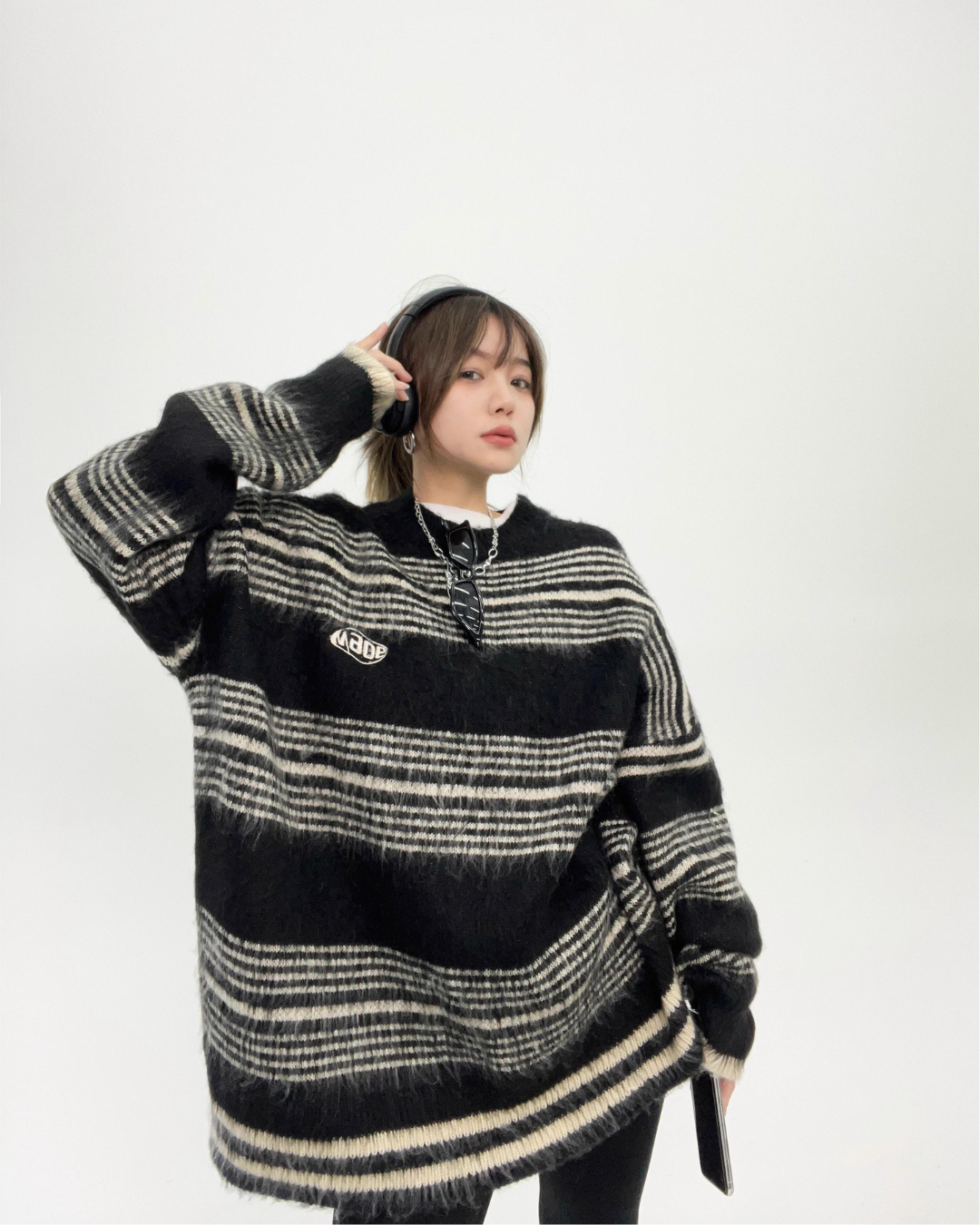 Random Border Big Silhouette Knit YLS0385