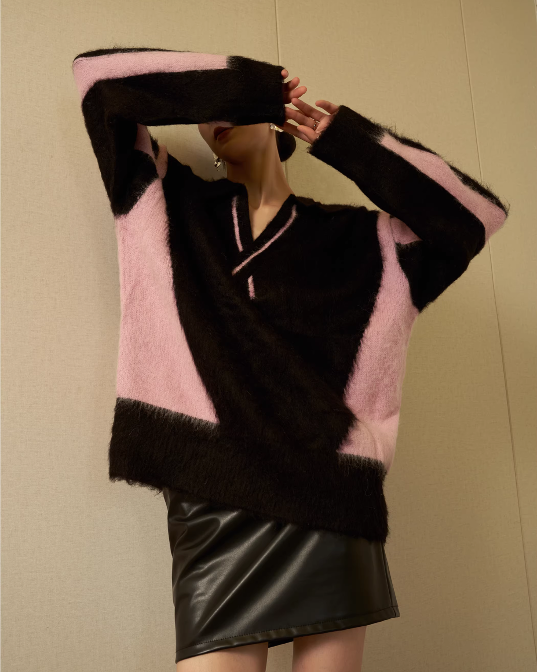 Shaggy V-Neck Knit Top / Pleated Mini Skirt SUY0031