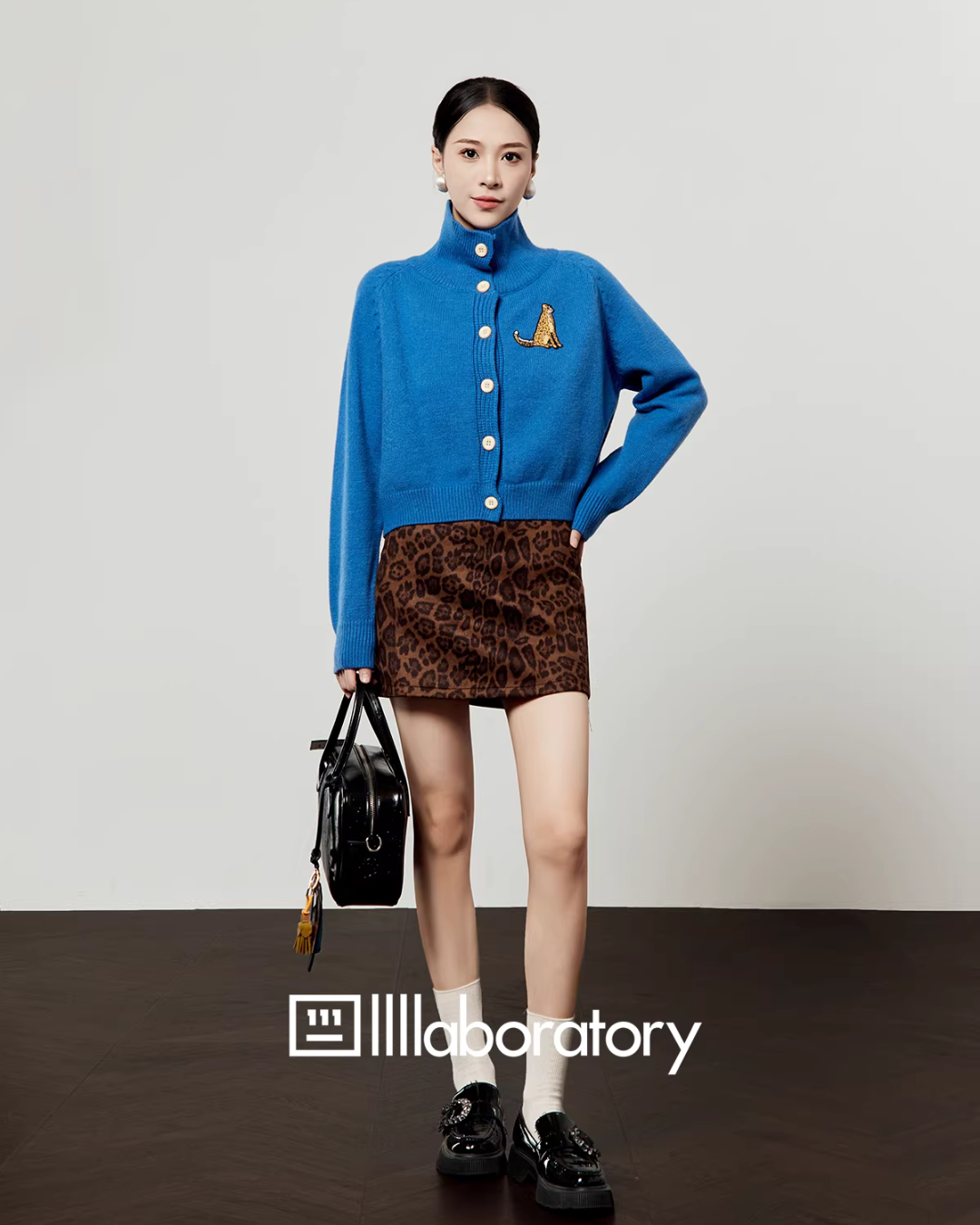 Stand Collar Knit Top / Leopard Print Mini Skirt LLA0587