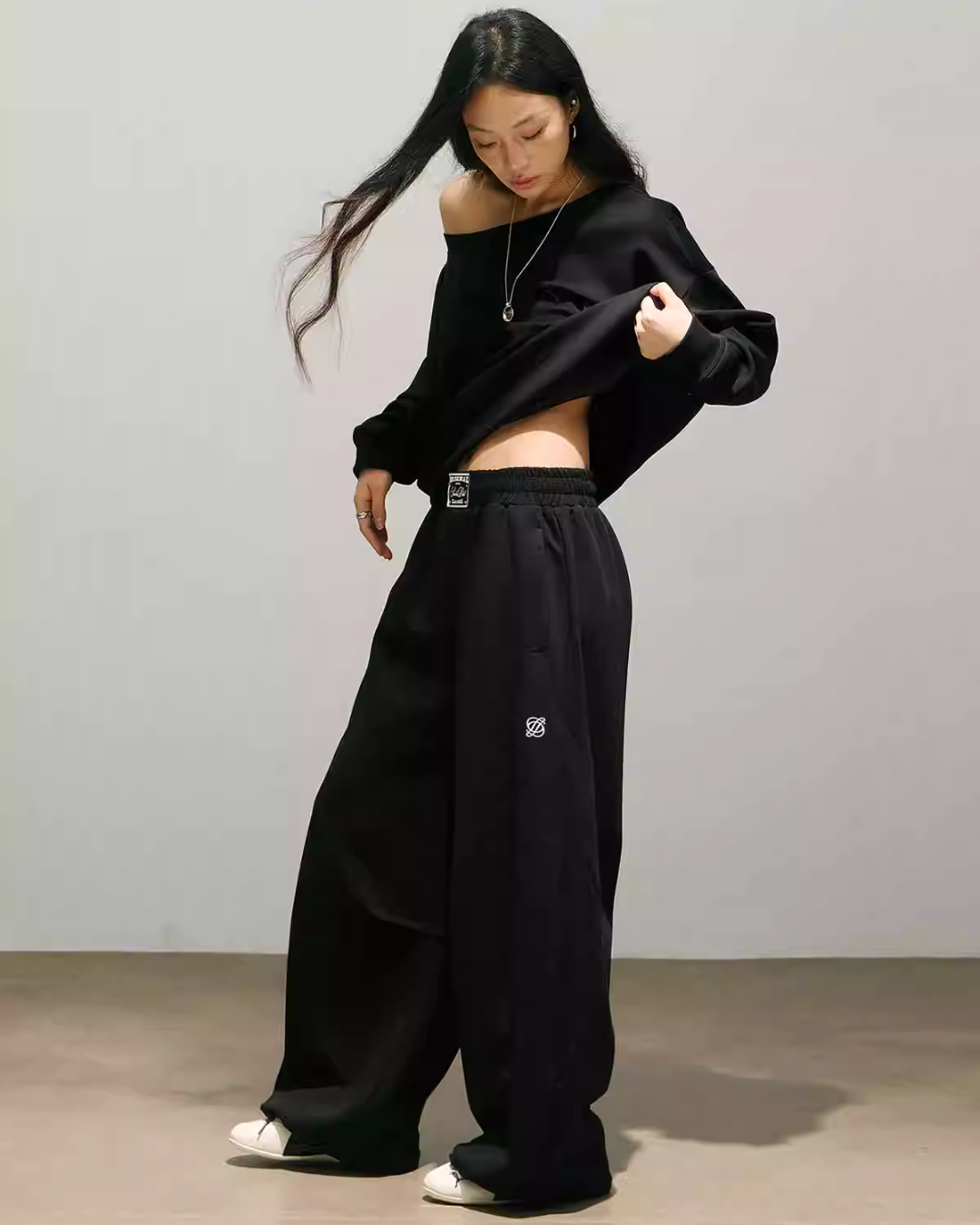 One Point Logo One-Shoulder Top / Wide Pants SMD0004