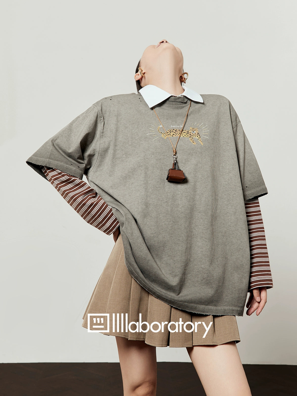 Vintage Gray T-Shirt / Light Brown Pleated Skirt LLA0509