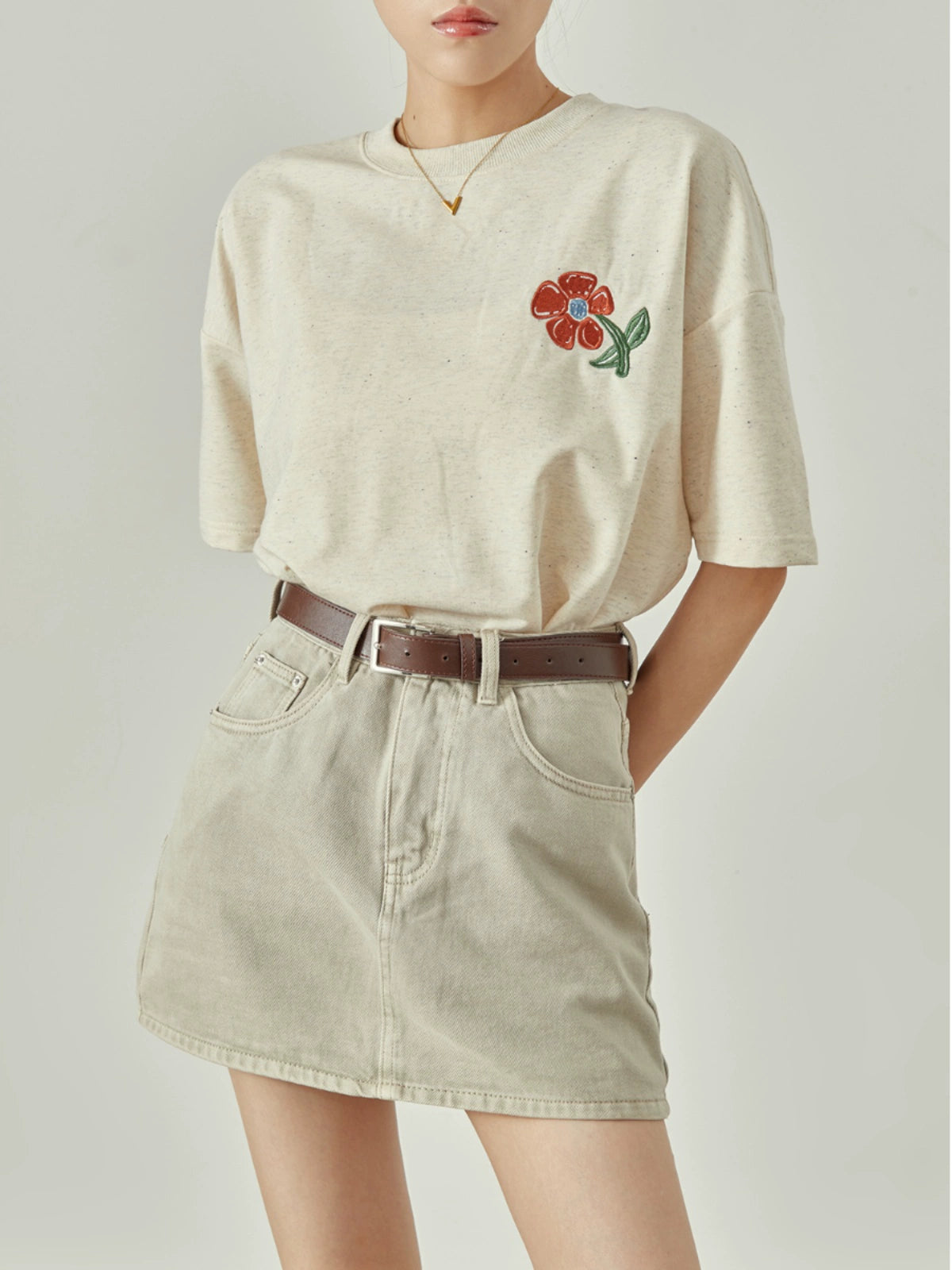 White Short Sleeve T-Shirt / Cream Denim Skirt LLA0030