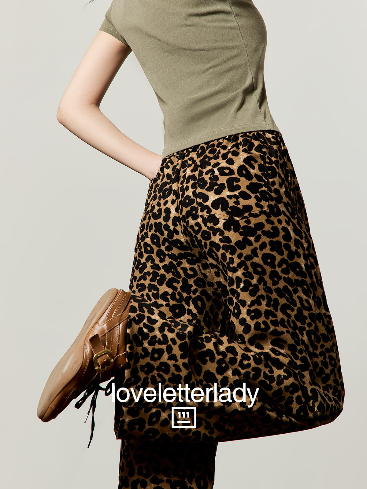 Leopard Graphic Short-Sleeve Cropped T-Shirt / Leopard Long Pants LLA0659