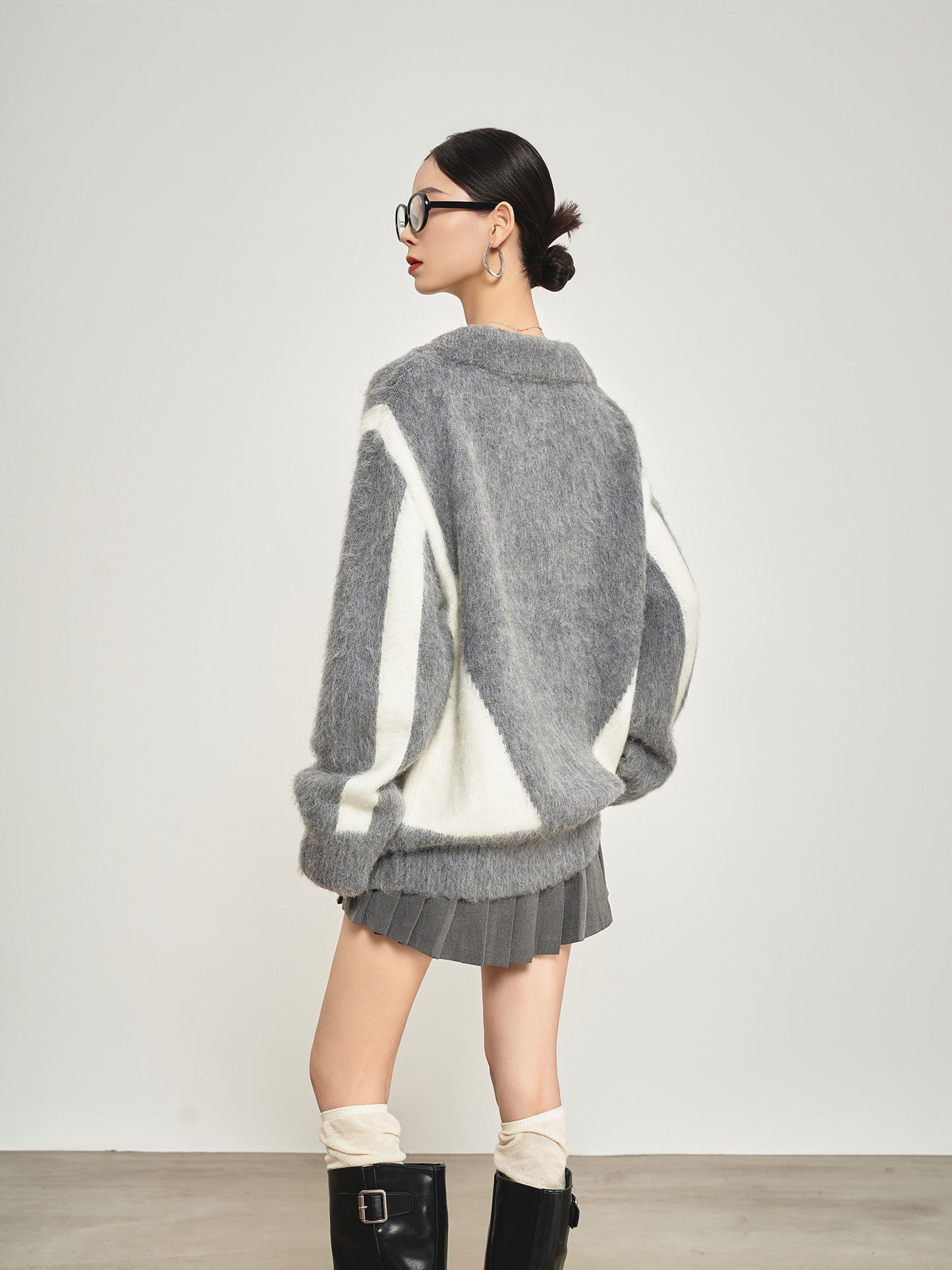 Shaggy V-Neck Knit Top / Pleated Mini Skirt SUY0031