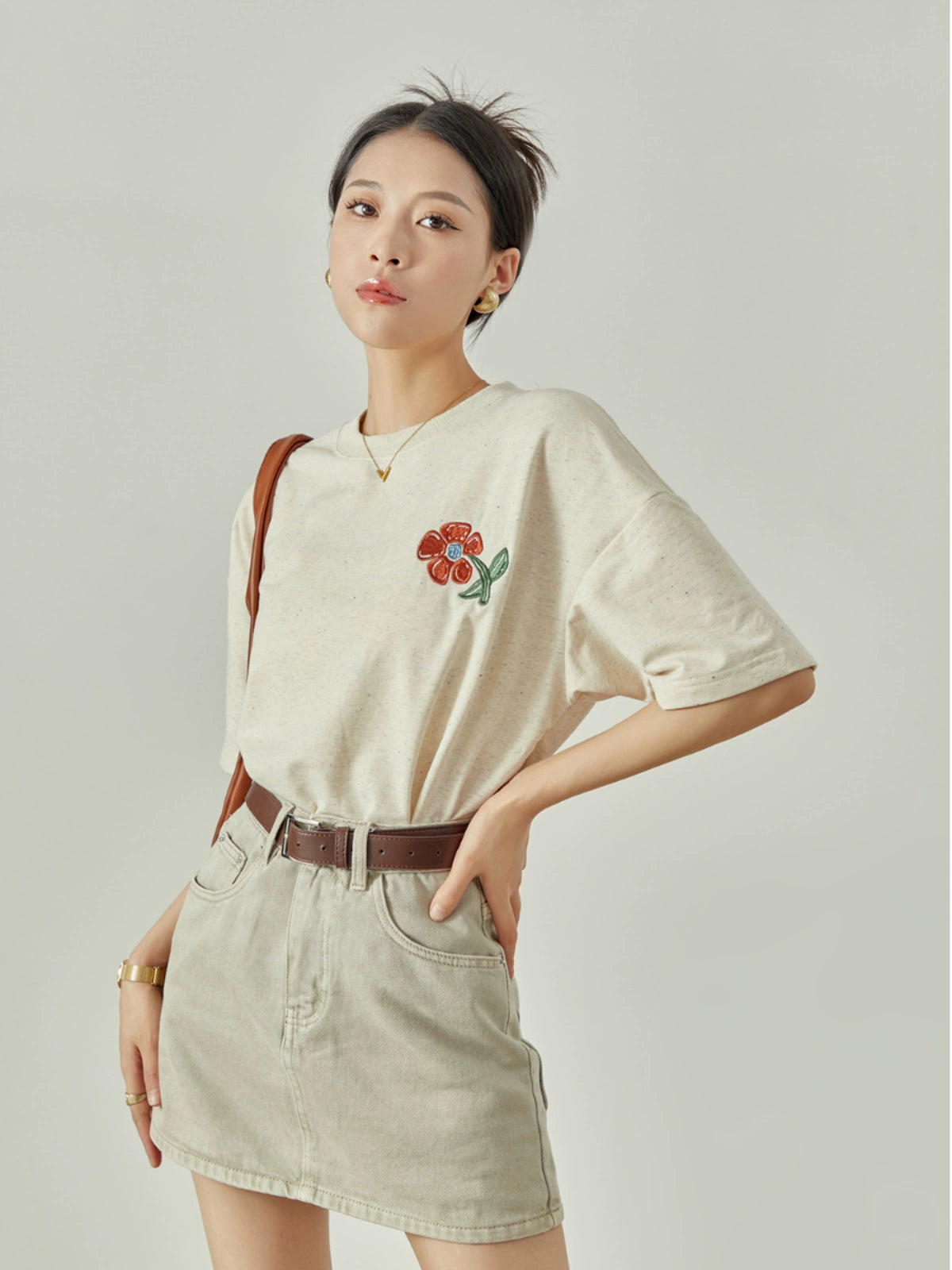 White Short Sleeve T-Shirt / Cream Denim Skirt LLA0030